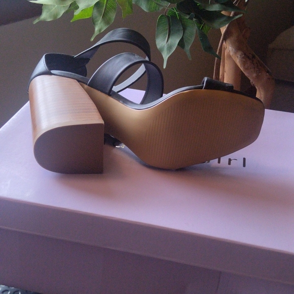 Shoes - Picture 4 of 4